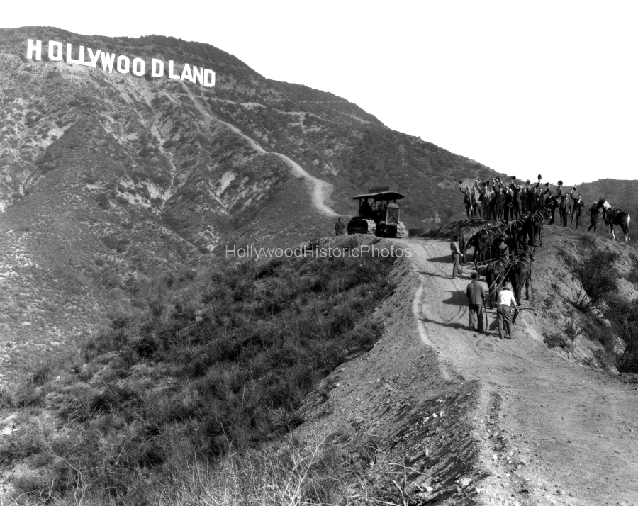 Hollywoodland Sign 1923 2 Residental development under construction wm.jpg
